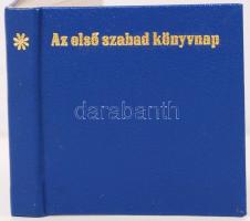 Az első szabad könyvnap 1945. Bp., 1970, Fővárosi Nyomdaipari Vállalat. Minikönyv, számozott példányban, kiadói műbőr kötés, védőtokban, újszerű állapotban.