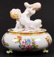 Herendi Viktória mintás figurális doboz, kézzel festett, jelzett, hibátlan, m:15 cm, d:16 cm / Herend porcelain box with puttos, perfect condition