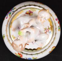 Herendi Viktória mintás figurális doboz, kézzel festett, jelzett, hibátlan, m:15 cm, d:16 cm / Heren...