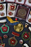 Vegyes szocialista jelvény és kitüntetés tétel T:vegyes