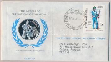 ENSZ 1976. A Világ nemzeteinek emlékérmei - Argentína Ag emlékérem (15g/0.925/32mm) megcímzett érmés borítékon elsőnapi bélyegzős bélyeggel, hátoldali tanúsítvánnyal, ismertetőkkel T:PP United Nations 1976. The Medals of the Nations of the World - Argentina Ag medallion (15g/0.925/32mm) coin letter with first day of issue stamp and certificate C:PP