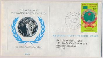 ENSZ 1976. A Világ nemzeteinek emlékérmei - Benin Ag emlékérem (15g/0.925/32mm) megcímzett érmés borítékon elsőnapi bélyegzős bélyeggel, hátoldali tanúsítvánnyal, ismertetőkkel T:PP United Nations 1976. The Medals of the Nations of the World - Benin Ag medallion (15g/0.925/32mm) coin letter with first day of issue stamp and certificate C:PP