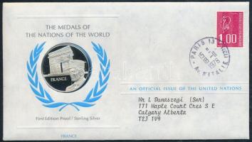 ENSZ 1976. A Világ nemzeteinek emlékérmei - Franciaország Ag emlékérem (15g/0.925/32mm) megcímzett érmés borítékon elsőnapi bélyegzős bélyeggel, hátoldali tanúsítvánnyal, ismertetőkkel T:PP United Nations 1976. The Medals of the Nations of the World - France Ag medallion (15g/0.925/32mm) coin letter with first day of issue stamp and certificate C:PP