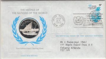 ENSZ 1983. A Világ nemzeteinek emlékérmei - Jemeni Arab Köztársaság Ag emlékérem (15g/0.925/32mm) megcímzett érmés borítékon elsőnapi bélyegzős bélyeggel, hátoldali tanúsítvánnyal, ismertetőkkel T:PP United Nations 1983. The Medals of the Nations of the World - Yemen Arab Republic Ag medallion (15g/0.925/32mm) coin letter with first day of issue stamp and certificate C:PP