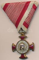 1916. "Arany Érdemkereszt a Vitézségi Érem szalagján" aranyozott bronz kitüntetés, karikán Wilhelm Kunz (Bécs) jelzésével T:2- zh. Hungary 1916. "Golden Cross of Merit" on wartime ribbon, the ribbon ring with makers mark Wilhelm Kunz of Vienna C:VF enamel error