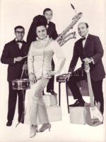 Hegedűs Sári énekes és zenekara fotója, saját kezű aláírásával