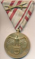 Ausztria 1932. "Háborús Emlékérem 1914-1918" Br kitüntetés mellszalagon kardokkal Szign.: Grienauer T:2 Austria 1932. "Great War Commemorative Medal 1914-1918" Br medallion on ribbon with swords. Sign: Grienauer C:XF