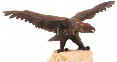 Zsebóra tartó turul madárral, réz, mészkő talapzattal, m:24 cm (talapzattal), h:24,5 cm