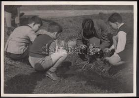 1936 Kinszki Imre (1901-1945): Rákos patak, ebihal gyűjtők, vintage alkotás, szerzői pecséttel, 12x17 cm