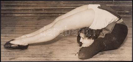 cca 1930-1940 Photopress (London): Hajlékony hölgy mutatványa, a Pesti Napló archívumából, 11x23 cm