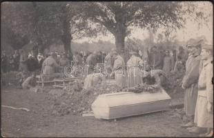 1914-1918 Katonai temetés, az alakulat tagjai búcsúznak a harctéren elesett bajtársaktól, 9x14 cm
