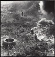 1989 Kaiser Ottó vintage fotója a környezeti ártalmakról, pecséttel jelzett, 18x17 cm