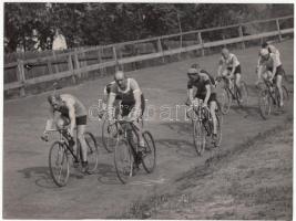 cca 1930-1940 Kerékpár versenyzők edzése, jelzetlen sportfotó, 18x24 cm