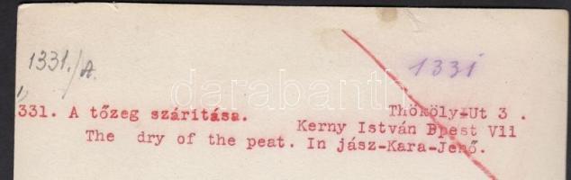 cca 1920-1930 Kerny István (1879-1963): Jászkarajenő, tőzeg szárítása, jelzetlen vintage fotó a szer...