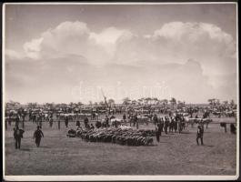 1929 Kerny István (1879-1963): Hortobágyi hídi vásár, pecséttel jelzett vintage fotó, feliratozott, 18x24 cm