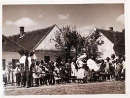 1926 Kerny István (1879-1963): Szany (Sopron m.), Pásztor Böske játék, feliratozva, jelzetlen vintage fotó a szerző hagyatékából, 18x24 cm