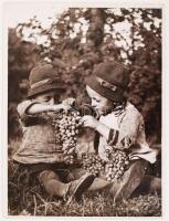 cca 1920-1930 Kerny István (1879-1963): Gyermekek szőlővel, pecséttel jelzett vintage fotó, feliratozott, 23x18 cm