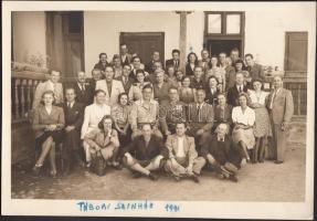 1941 Tábori színház gyergyószentmiklósi fellépése alkalmából készült csoportkép, Várady Lászlóné színésznő fotóalbumából, 15x22 cm