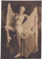 cca 1940 Kiss Manyi pillangó jelmezben, 17x12 cm