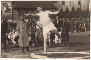 cca 1920-1930 Pobuda Alfréd: Súlylökő, vintage fotó pecséttel jelzett, 11x17 cm