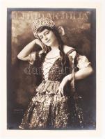 1920 Demeter Károly vintage műtermi felvétele J. Hudák Júliáról, képmezőben feliratozva, 23x17 cm