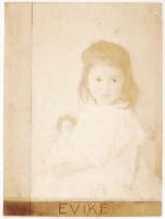 cca 1910-1915 Máté Olga (1878-1961) vintage műtermi fotója Évikéről, hideg pecséttel jelzett, a sarkán törésvonal, 22x16 cm
