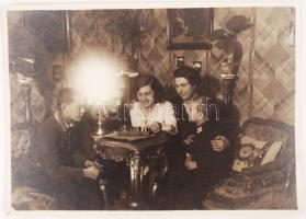 cca 1930-1940 Sakkparti családi körben, 7x23 cm