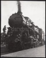 1942 Korschelt Miklós (1900-1982): Balatoni gyors, pecséttel jelzett vintage fotó, 21x16 cm