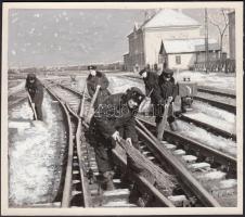 cca 1950-1960 Egy vasútállomás váltórendszerének tisztítása télen, a háttér és a havas felületek retusálva, 13x15 cm