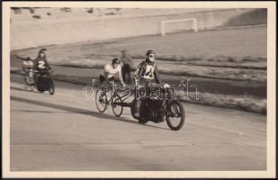 cca 1920-1925 Kerékpárversenyzők légellenállásának csökkentése, felvezető-motoros segítségével, 9x14 cm