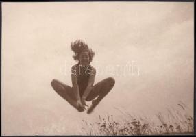 cca 1930-1940 Angelo: Ugrás a magasba, jelzetlen fotó, Szentpál Olga hagyatékából, 9x13 cm