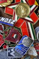 Kis zacskónyi szocialista kitüntetés, jelvény és vegyes fémpénz tétel T:vegyes