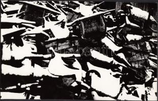 cca 1970-1980 Zsigri Oszkár: Talicska telelő, vintage absztrakt fotó, feliratozva, a szerző hagyatékából, 15x24 cm