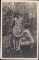 cca 1910.1920 Fához kötözve, finoman erotikus fotó /
erotic photo, 9x14 cm