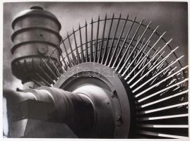 cca 1970-1980 Gebhardt György: Gépészet, jelzetlen vintage fotó, a szerző hagyatékából, hozzáadva a szerző szakmai munkásságának rövid ismertetését, 18x24 cm