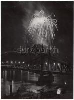 cca 1960 Domokos Zoltán: Tüzijáték Budapesten, jelzetlen vintage fotó, a szerző hagyatékából, 23x17 cm