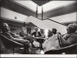 1975 Korniss Péter Kossuth-díjas fotóművész: Öregek háza Budapesten, jelzetlen, bemutatva a Magyarország ma című fotókiállításon 1975-ben, a Magyar Munkásmozgalmi Múzeumban; publikálva a kiállítás katalógusában; 17x24 cm