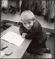 1975 Friedmann Endre (1934-): Huncutság, jelzetlen, bemutatva a Magyarország ma című fotókiállításon 1975-ben, a Magyar Munkásmozgalmi Múzeumban; publikálva a kiállítás katalógusában; 19x18 cm