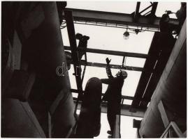 cca 1970 Ágoston István: Szerelők, vintage fotó, halvány pecséttel jelzett, 17x23 cm