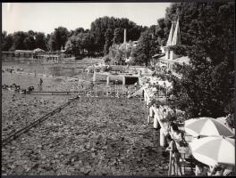 1965 Járai Rudolf (1913-1993): Hévíz, Veszprém megye világhírű gyógyfürdője, feliratozott, 18x24 cm