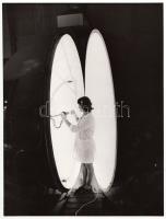 1977 Bara István (1942-): Schmidt Jánosné laboráns fotométergömbbe helyezi az Egyesült Izzóban készült új fémhalogén lámpacsalád egyik tagját, sajtófotó, feliratozva, 2x18 cm