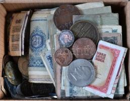 Kis doboznyi vegyes numizmatikai tétel ezüst- és fémpénzekkel, bankjegyekkel, emlékérmékkel. Áttekin...