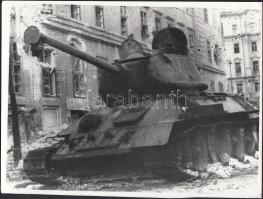 1956 Kilőtt tank Budapesten, sokáig rejtegetett eredeti felvételről készült későbbi másolat, 18x24 cm