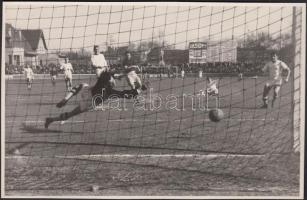 cca 1930-1940 Etényi &#8211; Pobuda: Ilovszky lövése a kapufát súrolta, Vasas &#8211; Csepel 3:1, pecséttel jelzett vintage sportfotó, 11x18 cm