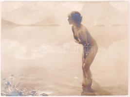 cca 1900 Finoman erotikus, fotorealisztikus festményről készült fotó másolat, kartonra kasírozva, 19x26 cm / nude photo