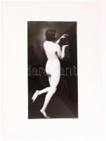 cca 1925 Demeter Károly (1892-1983): Akt kompozíció, az eredeti alkotásról készült későbbi másolat paszpartuban, képméret 17x9 cm, paszpartu 23x17 cm / nude photo