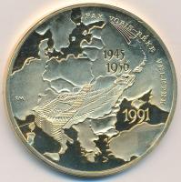 Fritz Mihály (1947-) 1991. "Szovjet csapatok kivonása / KONYEC" aranyozott emlékérem (42,5...