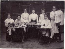 cca 1900-1910 Varró és hímző lányok próbababával varrógépekkel, keményhátú fénykép, 17x22 cm