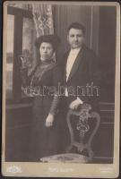 cca 1919 Házaspár, keményhátú fotó, 11x16 cm