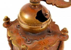 Szecessziós kávédaráló, bronz-réz, kézi munka, gazdagon díszítve, jelzés nélkül, m:24,5 cm, 13×13 cm...